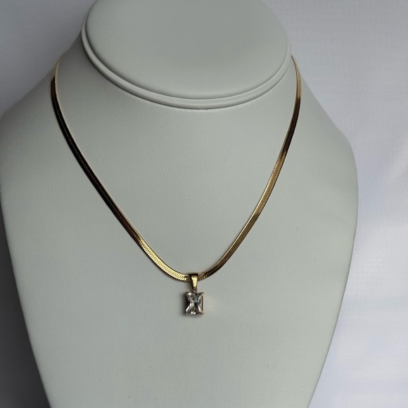 Elegant Gold Necklace with Cubic Zirconia Pendant - Picture 2 of 4